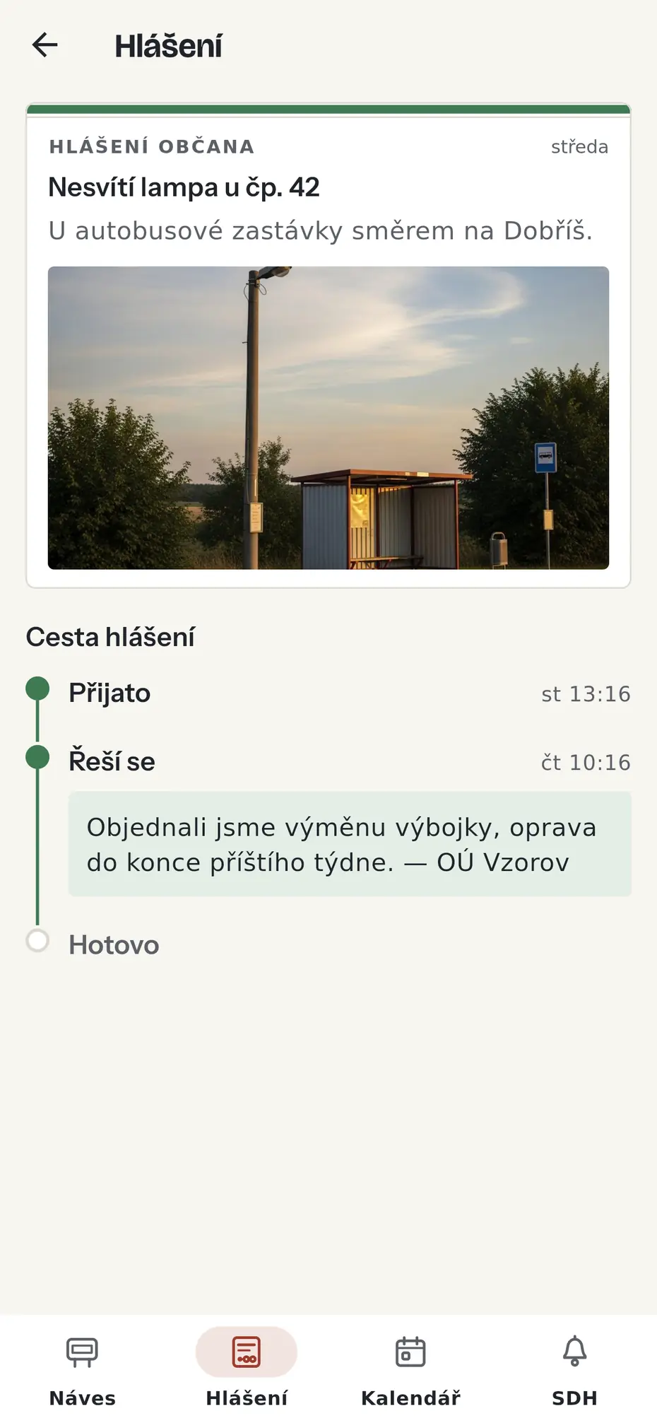 Detail hlášení závady: fotka nesvítící lampy u zastávky a časová osa přijato, řeší se s odpovědí úřadu, hotovo